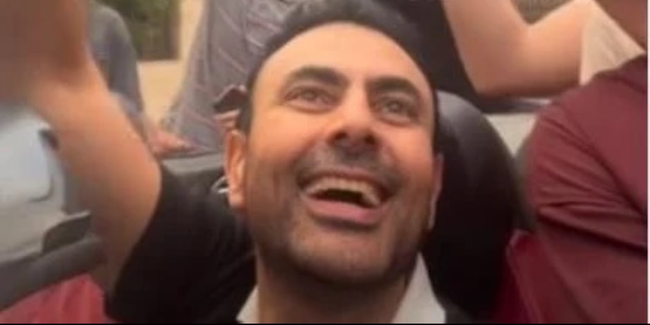 على أنغام سطلانة .. محمد كريم يحتفل بفوز منتخب مصر أمام نيوزيلندا فى الشوارع 