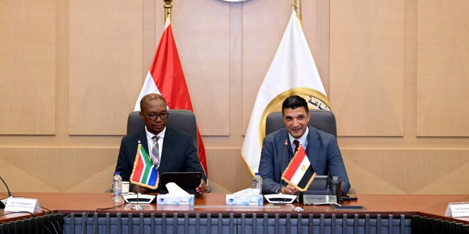 وزير الصناعة يبحث مع وزير التجارة والصناعة الجنوب إفريقي سبل تعزيز التعاون الاقتصادي