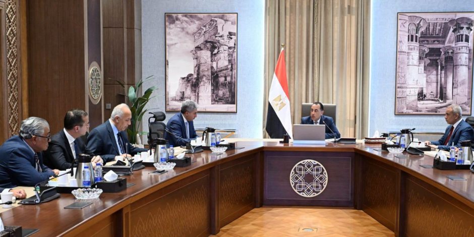 رئيس الوزراء يبحث مع ممثلي قطاعي السياحة والطيران سبل دفع الحركة السياحية