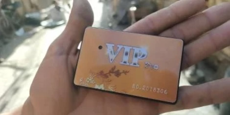 قبل بدء الامتحان.. ضبط سماعتين مخبأتين داخل كارت مع طالبين بقنا.. صور