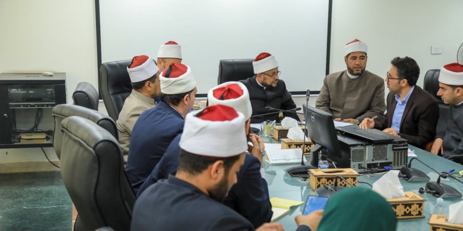 أمين (البحوث الإسلاميَّة) يجتمع بأعضاء وحدة الدعوة الإلكترونيَّة استعدادًا لاطلاق أعمالها