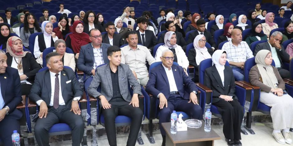 محافظ شمال سيناء يلتقي أعضاء برلمان الطلائع ويؤكد اهتمام القيادة السياسية بتمكين الشباب وتنمية مهاراتهم (صور) 
