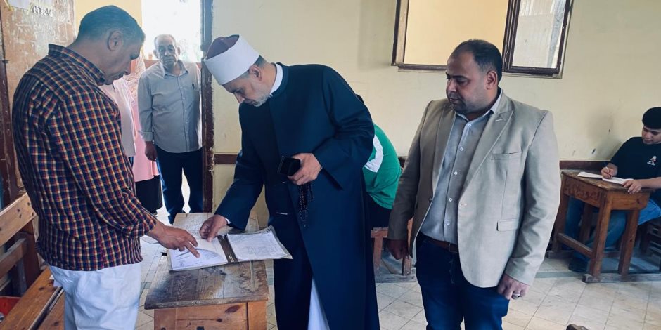 رئيس الإدارة المركزية للمنطقة الازهرية بالدقهلية يتفقد امتحانات الشهادة الثانوية الأزهرية للقسم الأدبي