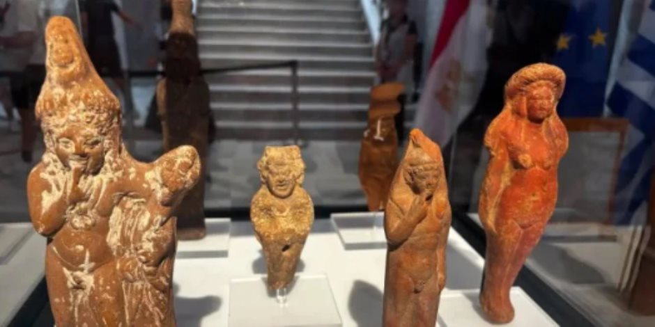 صودرت سابقاً في أثينا.. اليونان تعيد ست قطع أثرية قديمة إلى مصر