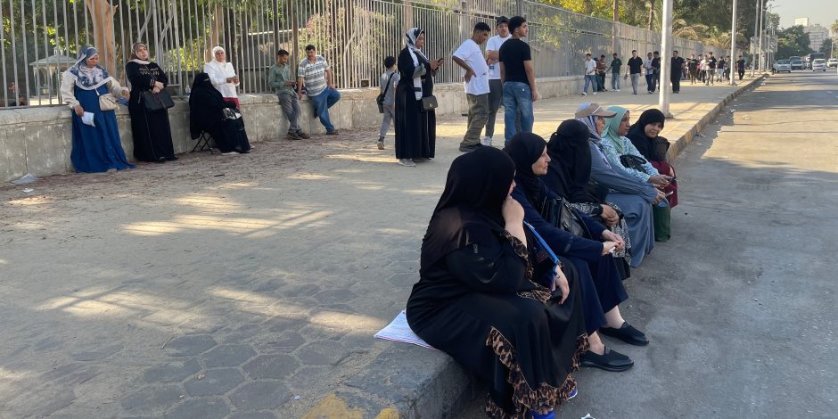 3 ساعات من الانتظار.. أولياء الأمور يترقبون أبناءهم أمام لجان الثانوية العامة 