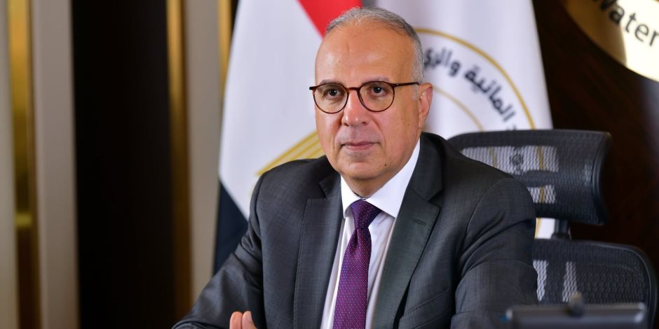 وزير الري يتابع موقف غرق أحد الصنادل بمنطقة ميناء السد العالي شرق ببحيرة ناصر