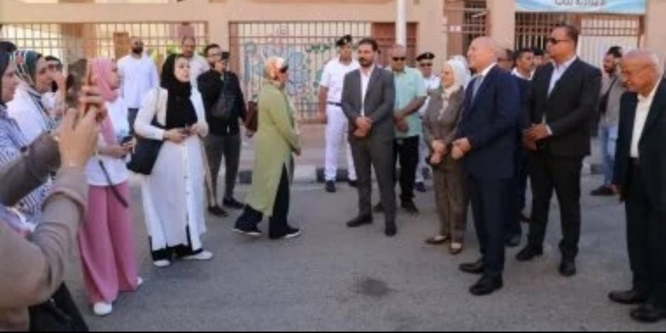 ​محافظ القاهرة يتفقد لجان الثانوية العامة بمدرسة تحيا مصر ويؤكد : توفير مناخ آمن وضبط العملية الامتحانية.. صور