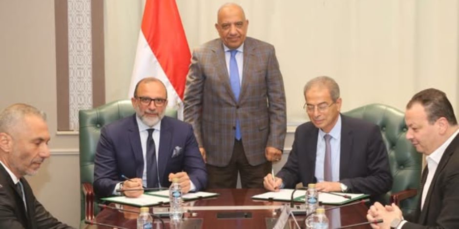 وزير الكهرباء يشهد توقيع بروتوكول بين القابضة للكهرباء واتصالات مصر لإحلال العدادات التقليدية بذكية