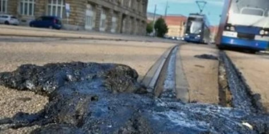 حدث بالفعل .. ذوبان قضبان الترام ومدافع المياه ترش المواطنين في ألمانيا بسبب الحر.. فيديو