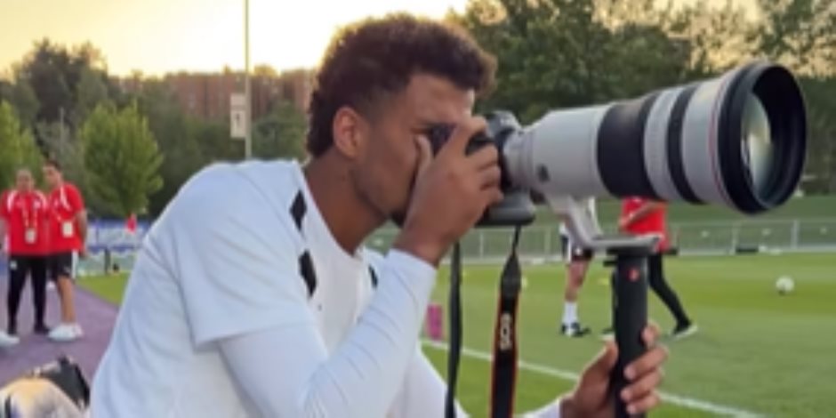 حسام عبد المجيد يتحول إلى مصور في مران المنتخب.. ويعلق مازحًا: صورة المو تساوي مليارات