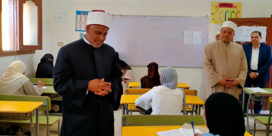 رئيس قطاع المعاهد الأزهرية يتفقد لجان الشهادة الثانوية بالقليوبية ويفاجأ بـ4 شقيقات «توأم» يؤدين الامتحان ويعدهن بتكريم خاص