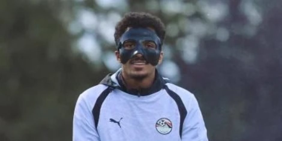 حسام عبد المجيد يظهر بالواقي الطبي " كإجراء احترازي  " فى تدريبات المنتخب الجماعية.. صور