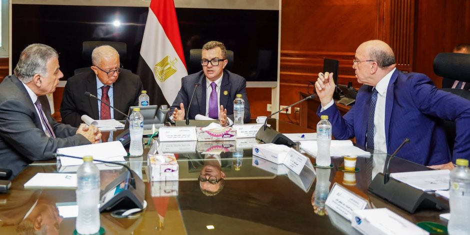 وزير التخطيط والتنمية الاقتصادية يترأس اجتماع بنك الاستثمار القومي