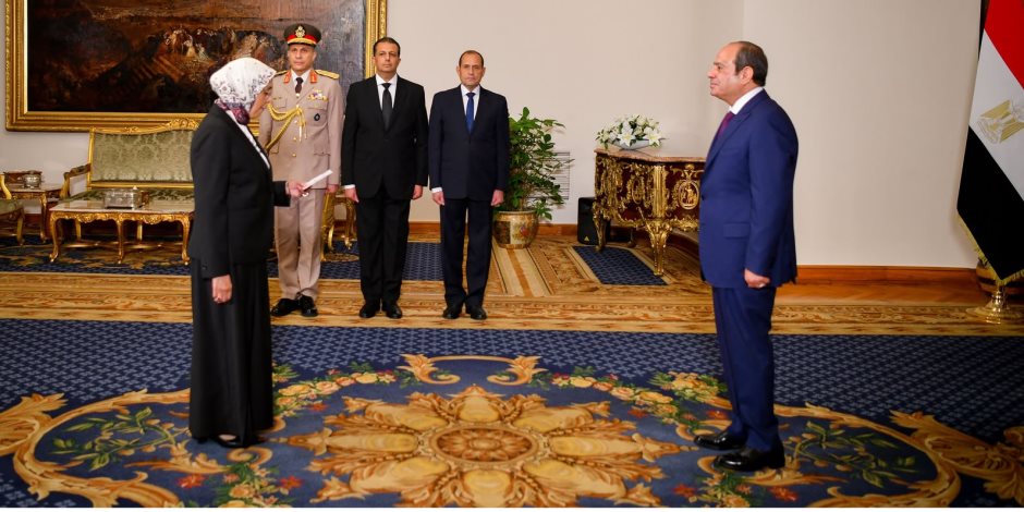 المستشارة هدى عيسى تؤدي اليمين أمام الرئيس السيسي رئيسًا لهيئة النيابة الإدارية خلفًا للمستشار محمد الشناوي