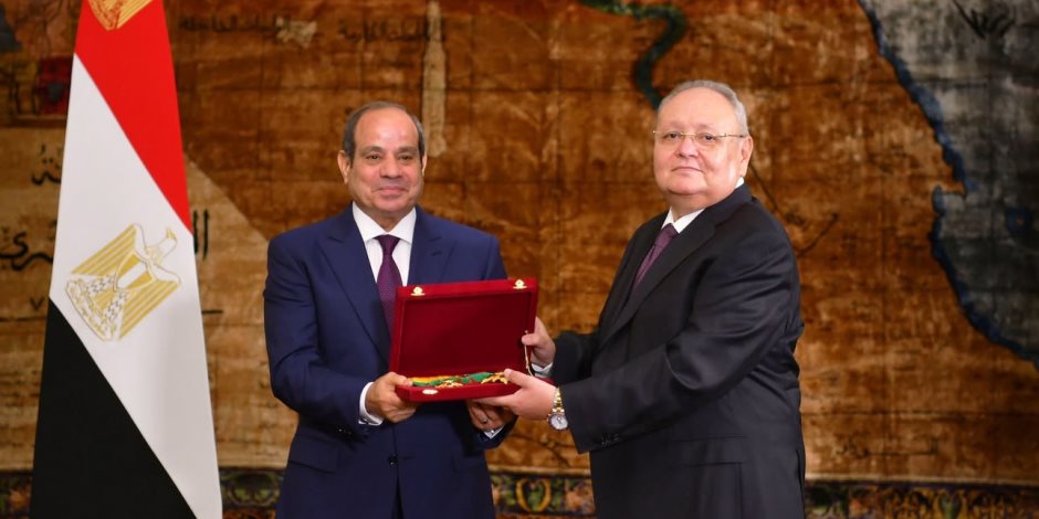  الرئيس السيسي يمنح وسام الجمهورية لقيادات قضائية سابقة ويشدد على ترسيخ دولة القانون