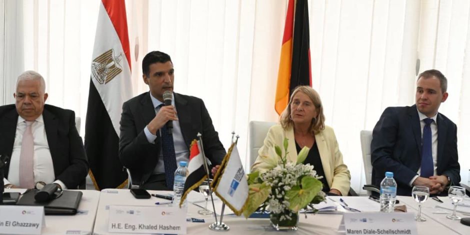 وزير الصناعة يشارك بالجلسة النقاشية بالغرفة الألمانية بشأن تقنيات إزالة الكربون المستدام