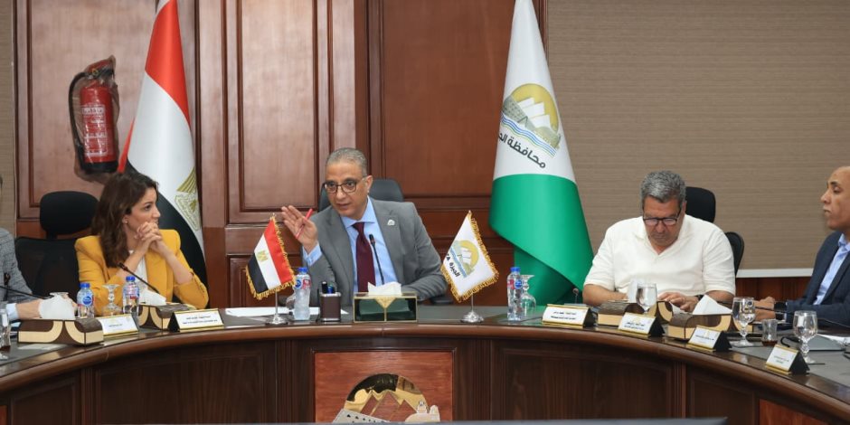 محافظ الجيزة يعقد اجتماعًا مع مسؤولي شركات النظافة والمتعهدين لرفع كفاءة منظومة العمل 