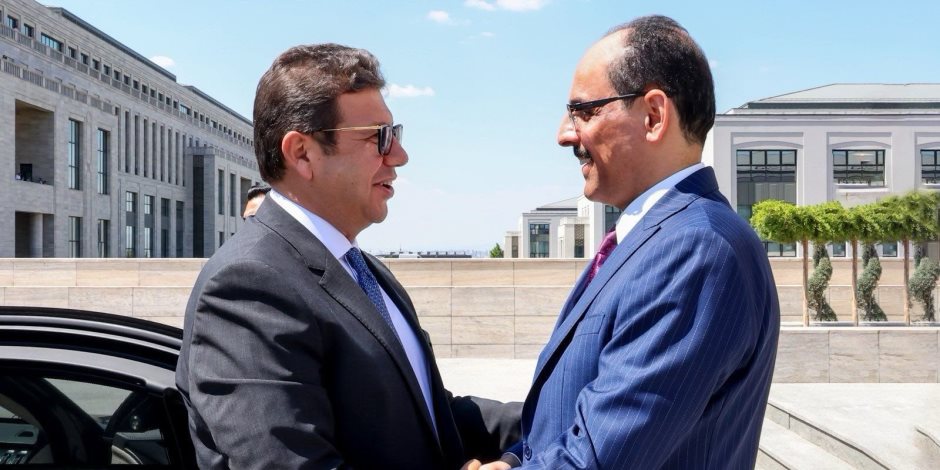 رئيس المخابرات العامة ورئيس الاستخبارات التركية يتفقان على تكثيف الجهود للوصول إلى تسوية شاملة للازمات بالمنطقة