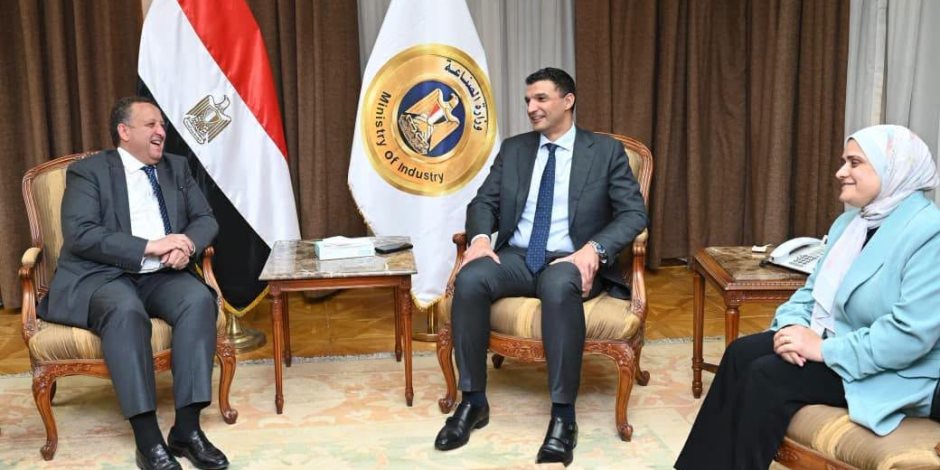 وزير الصناعة يبحث مع نقيب المهندسين آليات الاستفادة من الخبرات والكفاءات الهندسية المصرية في دعم خطط التنمية الصناعية الشاملة
