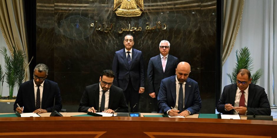 رئيس الوزراء يشهد توقيع 3 عقود لتقديم خدمات التخزين والتداول داخل المنطقة الاقتصادية لقناة السويس
