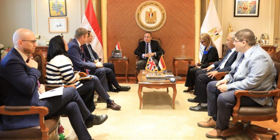 وزير التعليم العالي يبحث سبل تعزيز التعاون مع سفير بريطانيا لدى القاهرة