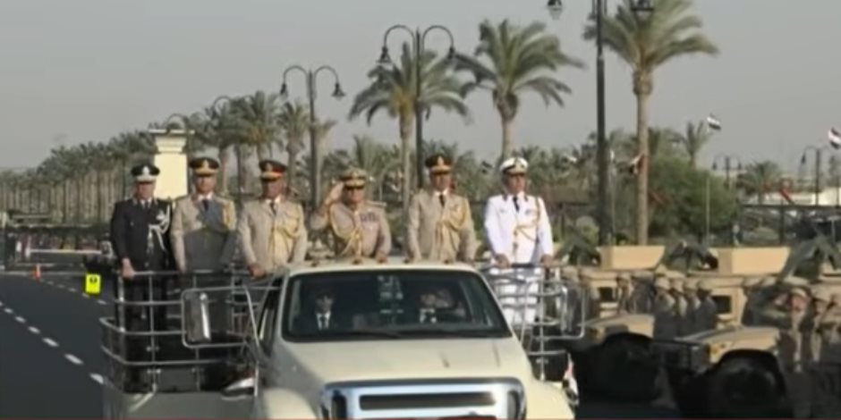 الرئيس السيسي يحيّي رجال القوات المسلحة خلال تفقده مقر القيادة الاستراتيجية بالعاصمة الإدارية (فيديو)