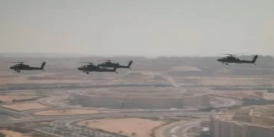 الرئيس السيسي يشهد استعراضًا للطائرات المروحية المقاتلة خلال افتتاح القيادة الاستراتيجية