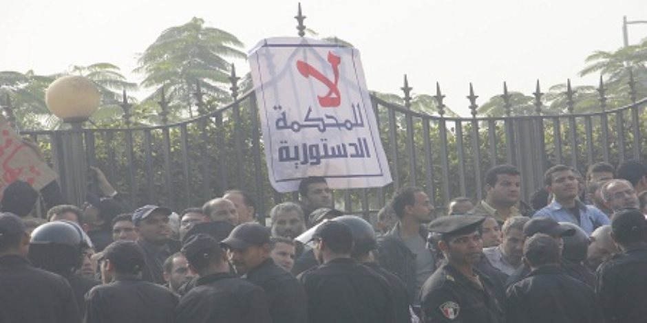بعد حديث الرئيس السيسي.. كيف عطلت جماعة الإخوان أعلى جهة قضائية في مصر بحصار المحكمة الدستورية؟
