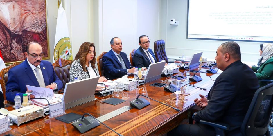 وزيرة التنمية المحلية والبيئة تترأس لجنة اختيار المتقدمين على بعض الوظائف القيادية الشاغرة