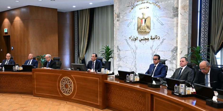 وزير الكهرباء والطاقة المتجددة يستعرض القدرات الحالية والمُخططة من الطاقات المتجددة