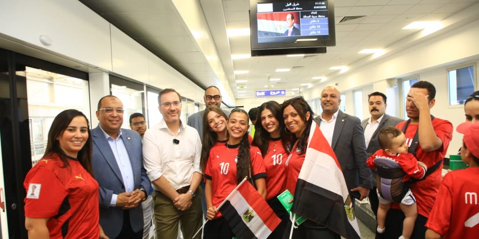 السفير البريطاني بالقاهرة يتفقد مونوريل شرق النيل.. ويشيد بمنظومة النقل الذكي