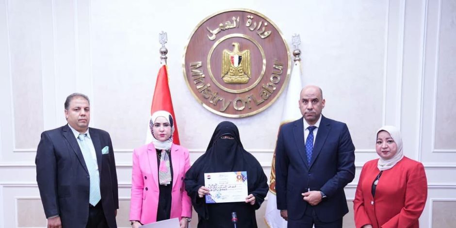  وزير العمل يفتح آفاق العمل الحر أمام السيدات المعيلات بتسليم ماكينات خياطة وحقائب أدوات مهنية لخريجات برامج التدريب بالمنوفية وأسيوط