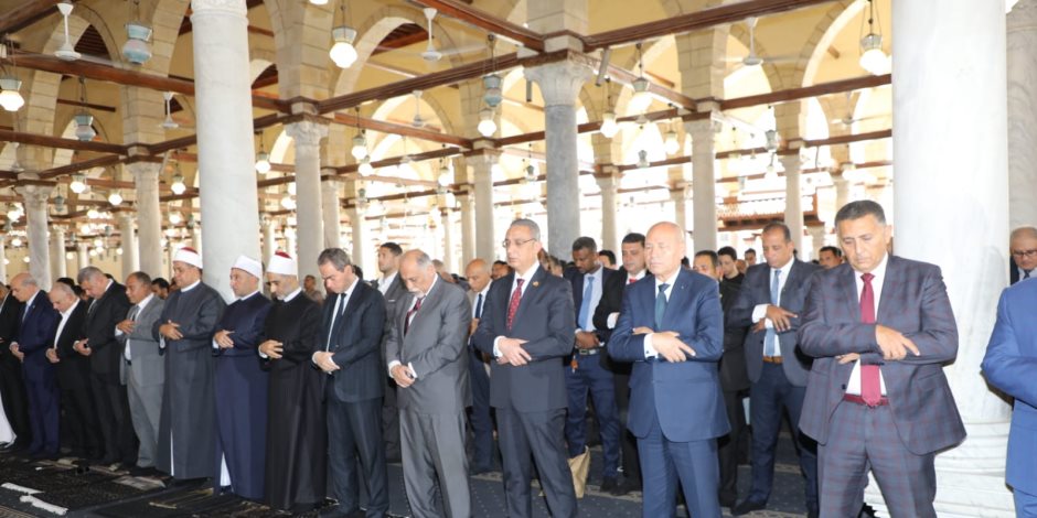 محافظو القاهرة والجيزة والقليوبية وشخصيات عامة يؤدون صلاة الجمعة في مسجد عمرو بن العاص