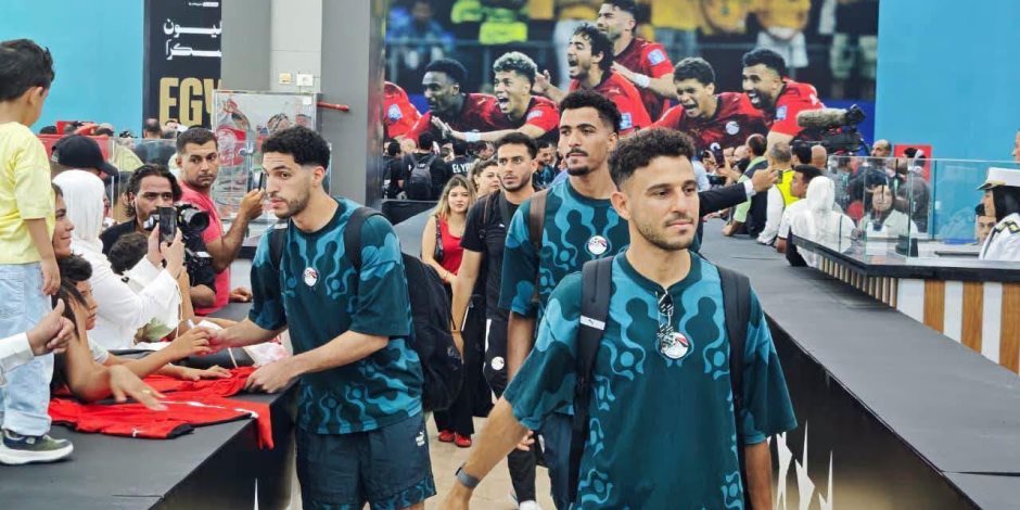 وزراء الطيران المدني والشباب والرياضة والصحة والسكان يستقبلون بعثة المنتخب بمطار العلمين 