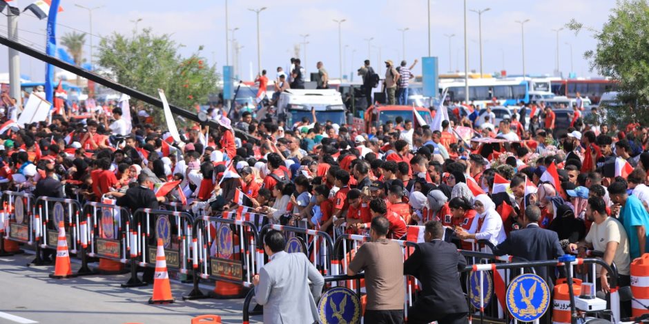 احتشاد الجماهير في مطار العلمين لاستقبال بعثة منتخب مصر (بث مباشر)
