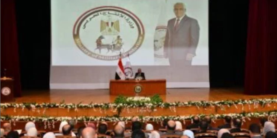 وزير الانتاج الحربي يلتقي الحاصلين على البرامج القيادية لتعظيم الاستفادة من خبراتهم