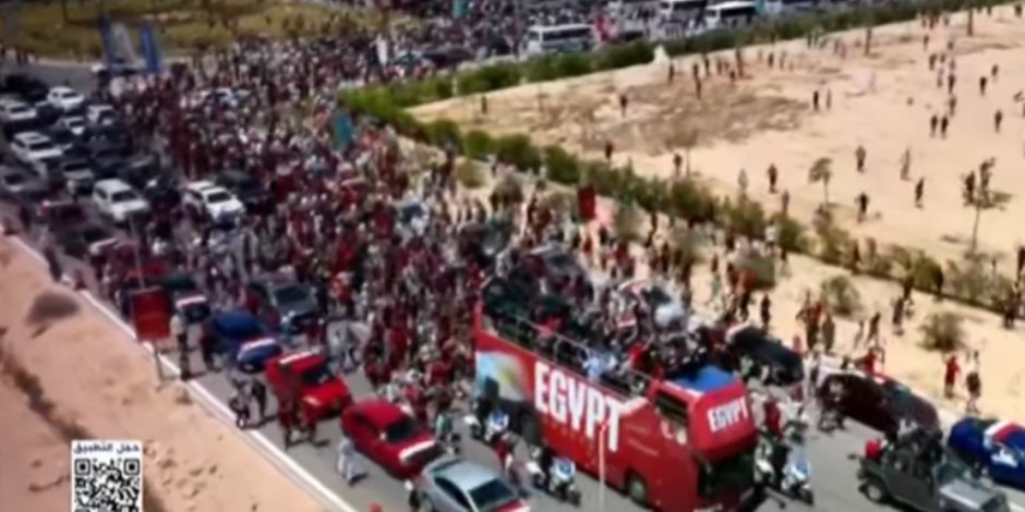 حافلة منتخب مصر تتحرك إلى أبراج العلمين بعد استقبال جماهيري حاشد