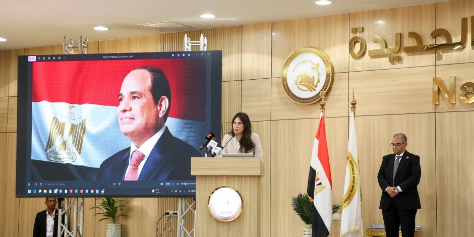 وزيرة الإسكان تسلم عقود توفيق أوضاع الأراضي المضافة بمدينتي العبور الجديدة والشروق