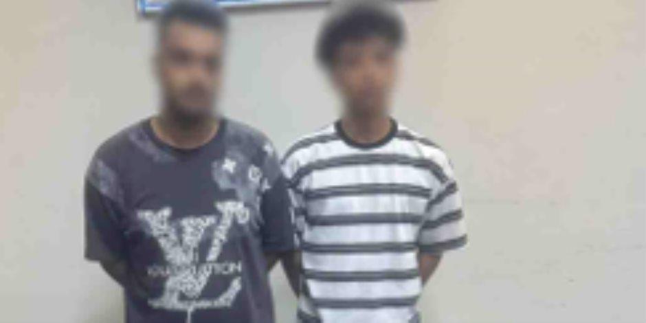 ضبط شخصين لقيامهما بالترويج لبيع الأسلحة البيضاء على مواقع التواصل الإجتماعى