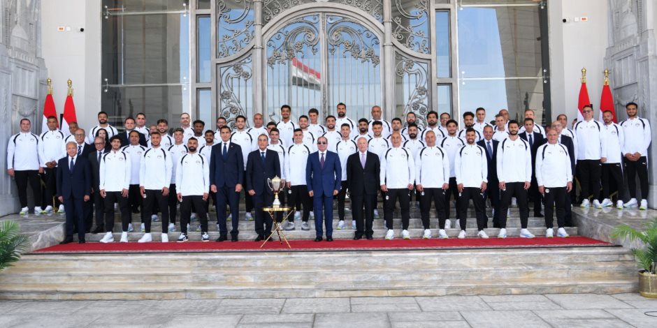 الرئيس السيسي يمنح المنتخب وأعضاء الجهازين الفنى والإدارى كأس الفخر والاعتزاز وأوسمة تكريمية (صور)