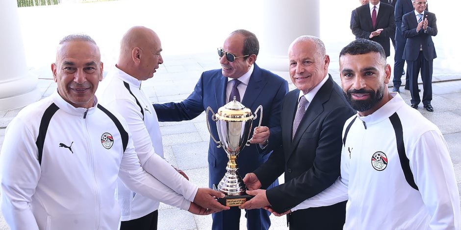 الرئيس السيسي يكرّم المنتخب الوطني ويتناول الغداء مع اللاعبين (صور)