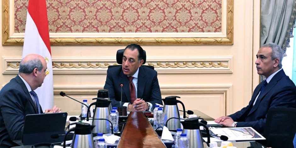 رئيس الوزراء يستعرض الموقف التنفيذي لمشروع مبني الركاب (٤) بمطار القاهرة الدولي