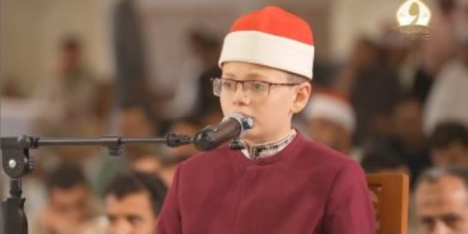 بأداء يحاكي مدرسة الشيخ مصطفى إسماعيل.. الطفل السيد راشد يخطف الأنظار بتلاوة سورة الإسراء