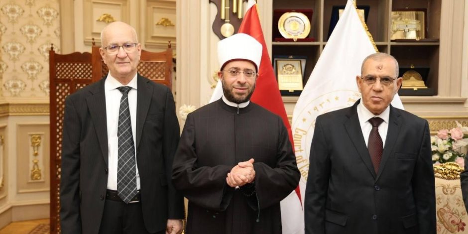 وزير الأوقاف يهنئ رئيس محكمة النقض بمناسبة توليه منصبه الجديد