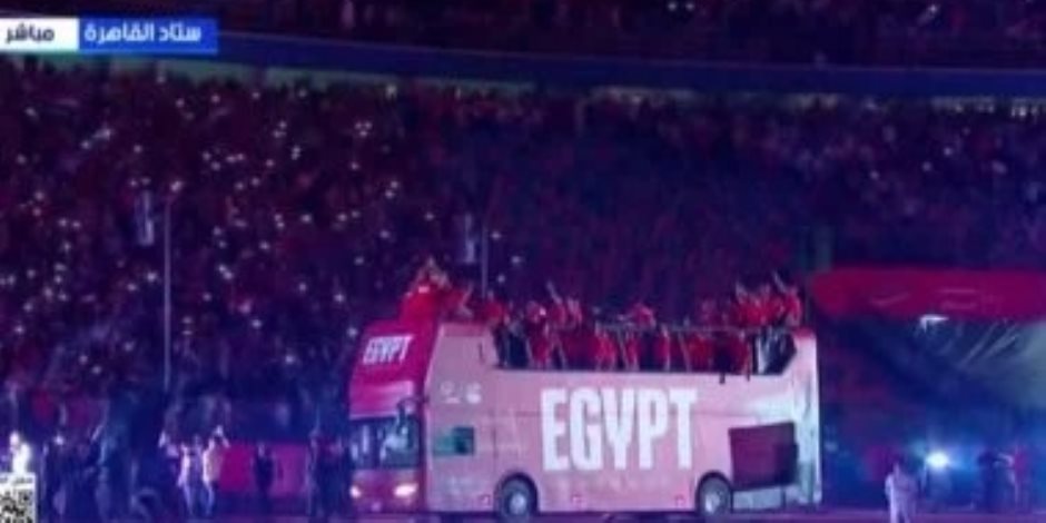 المنتخب يدخل أرض الاستاد والألعاب النارية تزين احتفالية 100 مليون شكرا