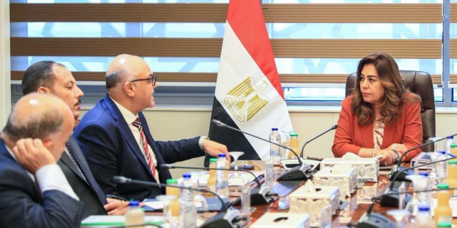 وزيرة التنمية المحلية والبيئة تتابع مع محافظ الإسكندرية ورئيس شركة المقاولون العرب جهود تحسين مستوي النظافة بالمحافظة