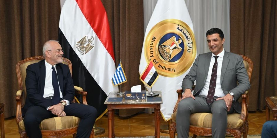 وزير الصناعة يبحث مع سفير اليونان لدى مصر فرص تعزيز الشراكة الصناعية بين البلدين