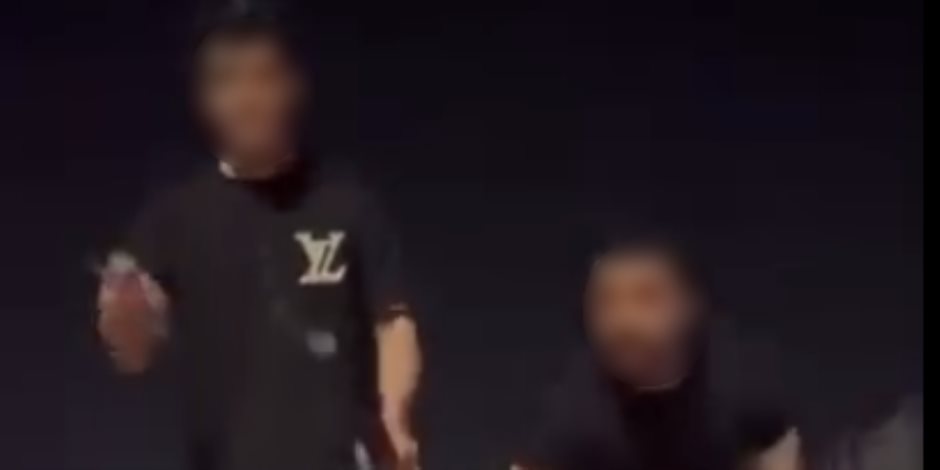 ضبط متهم ظهر بفيديو استعراض بالسلاح أعلى سيارة في القليوبية وبحوزته مخدرات