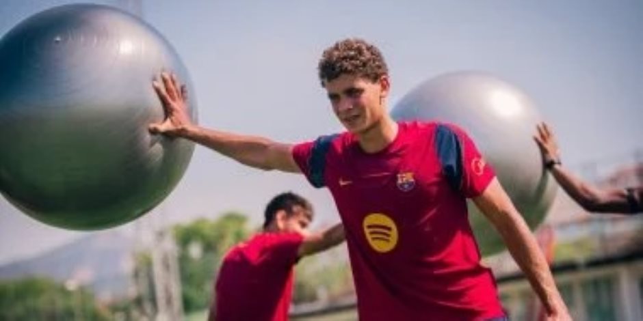 حمزة عبد الكريم يشارك فى تدريب برشلونة الأول للموسم الجديد.. فيديو وصور