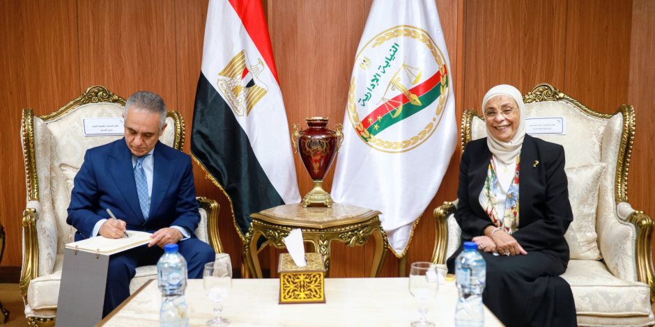 وزير العدل يهنئ رئيسة هيئة النيابة الإدارية بتولي منصبها